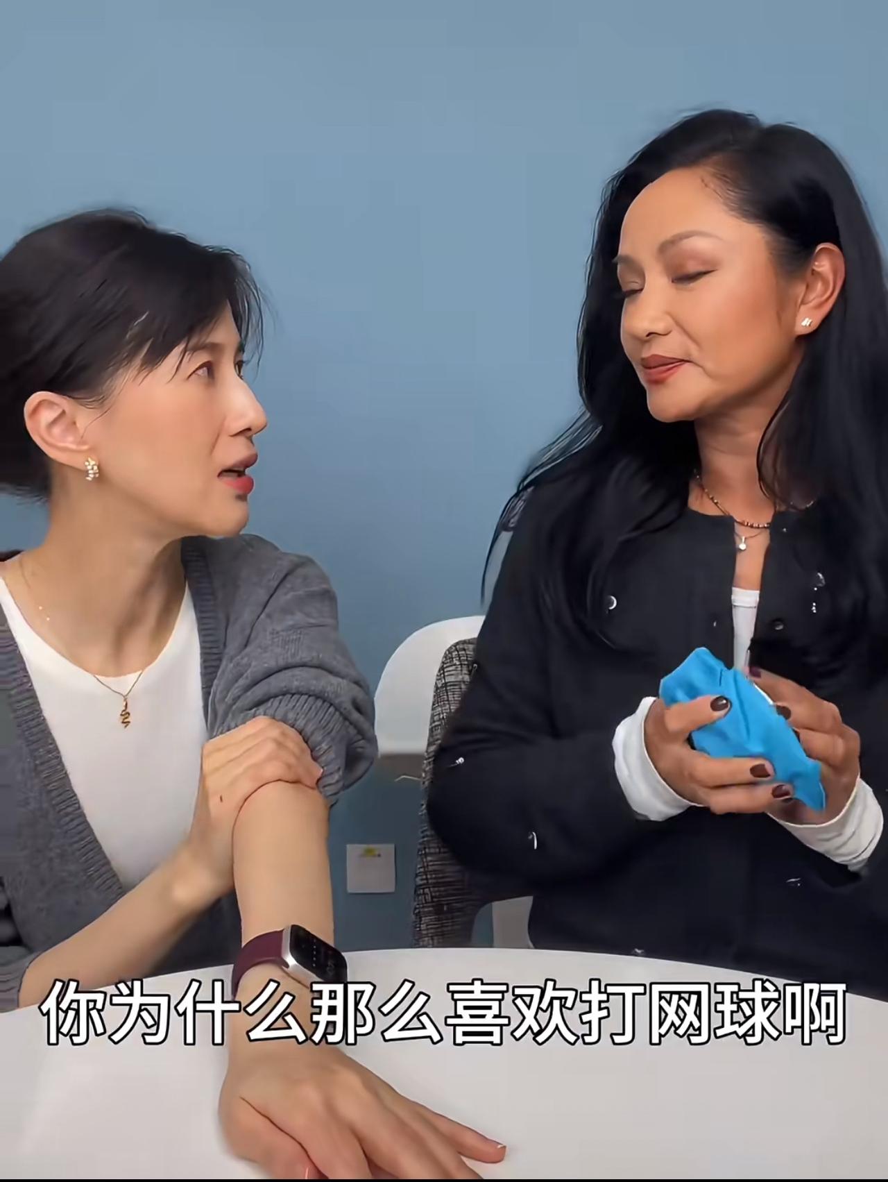 原来是王铮亮带瞿颖进了网球🎾圈。
今天刚刷到的视频。
瞿颖说起自己喜欢打网球，