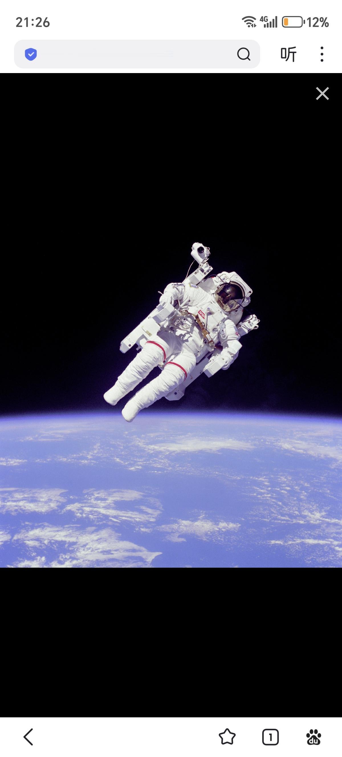 1984年2月7日，美国宇航员布鲁斯·麦克坎德雷斯和罗伯特·斯图尔特完成人类首次