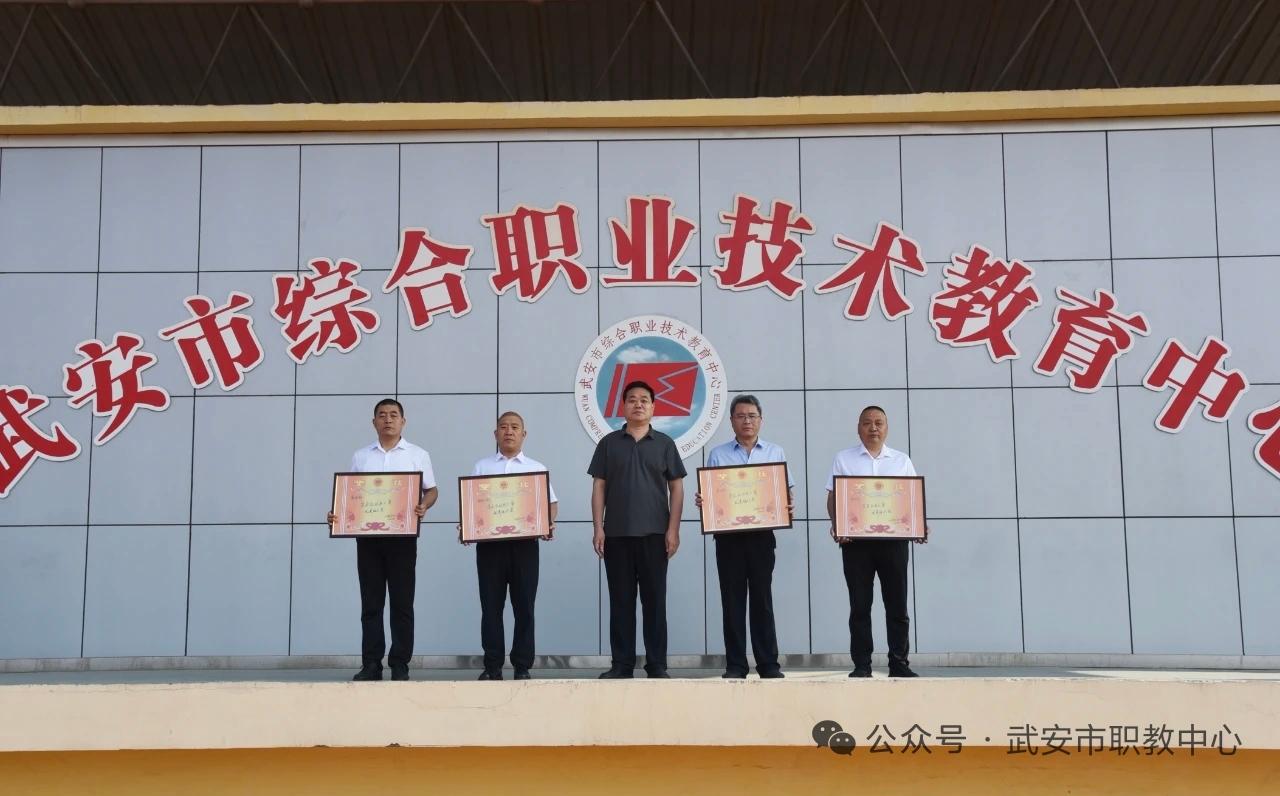 聊聊武安职教招生，别光拿分数卡人
 
咱身边每年都有不少中考孩子，分数差一点，连
