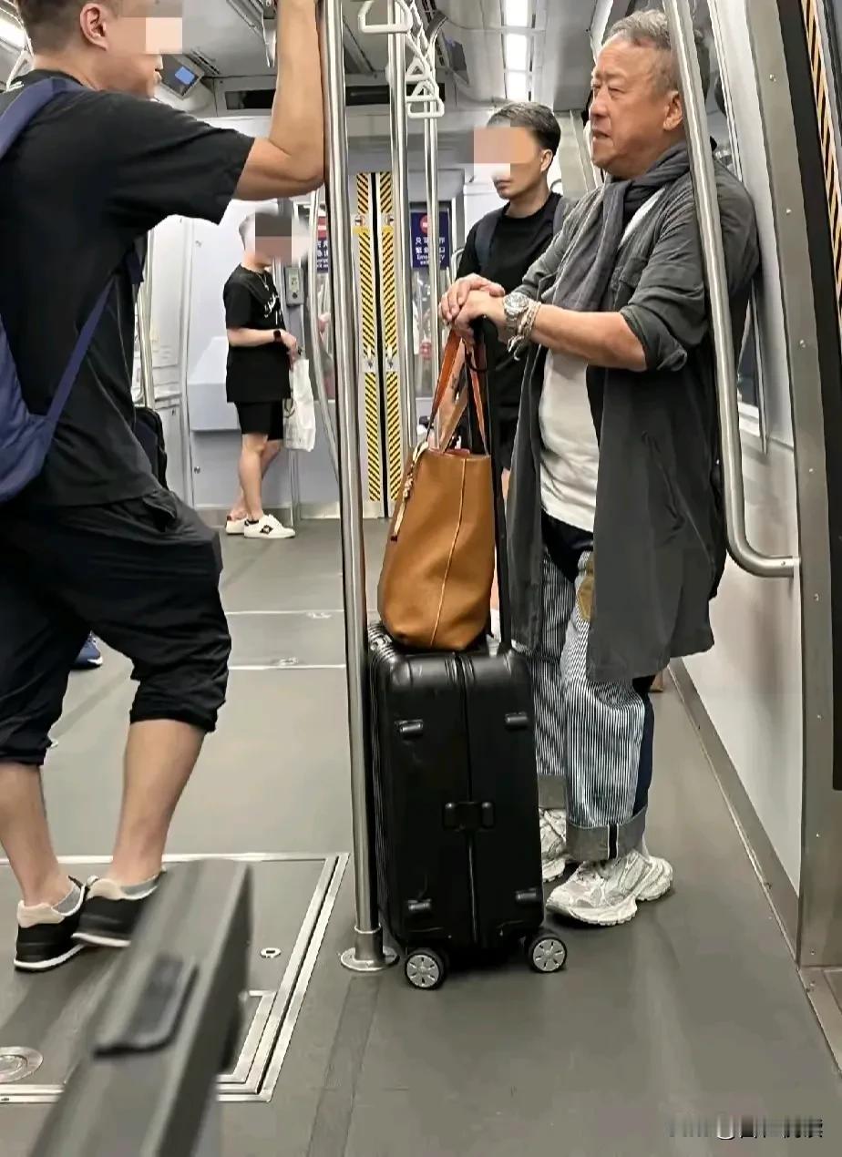 天呐
这是谁

你敢相信
他居然也坐地铁

难道真的被羊连累了

那也不应该呀