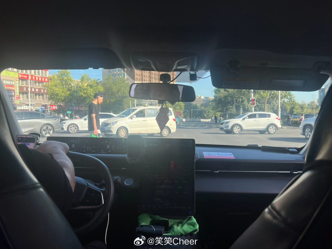 上车。维族司机回头看我一眼笑了一下“小姐你好”，我说“你好”。“小姐你好”，我又