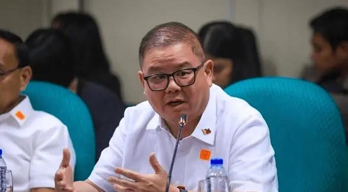 虽然不断派船强闯黄岩岛，但菲律宾农业部长劳雷尔说，中国向菲律宾保证了，不会限制对