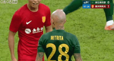 中超独一份踢不赢了抓头发！这个有没有点小孩子过家家的感觉，踢不赢了就抓头发[捂脸