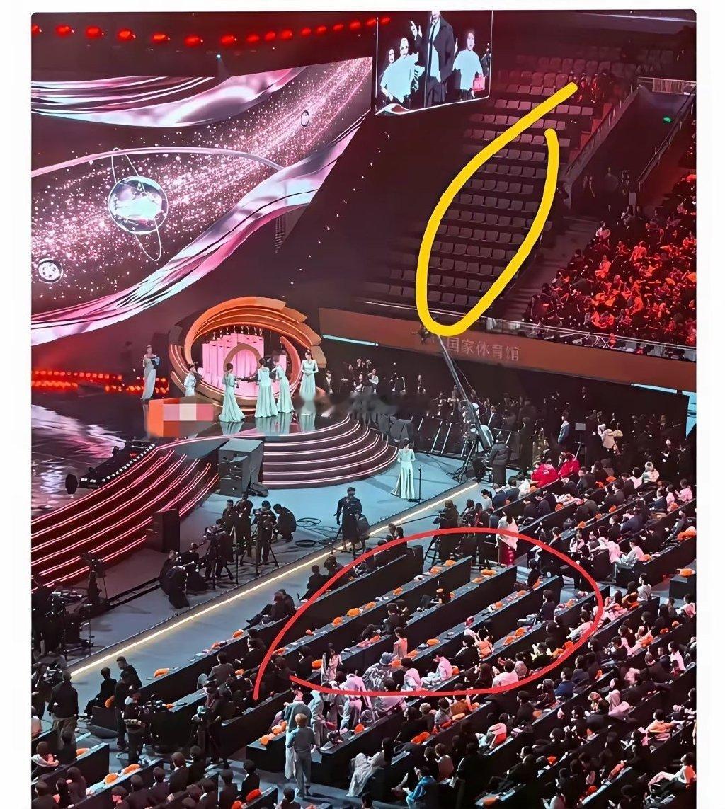 微博之夜现场，李现被拍到一个人坐角落，旁边椅子空着，镜头扫过去他低头刷手机。网友