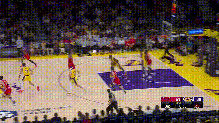 湖人超级巨星詹姆斯的上篮真是极具观赏性！在今天湖人主场迎战公牛的比赛中，当时比赛