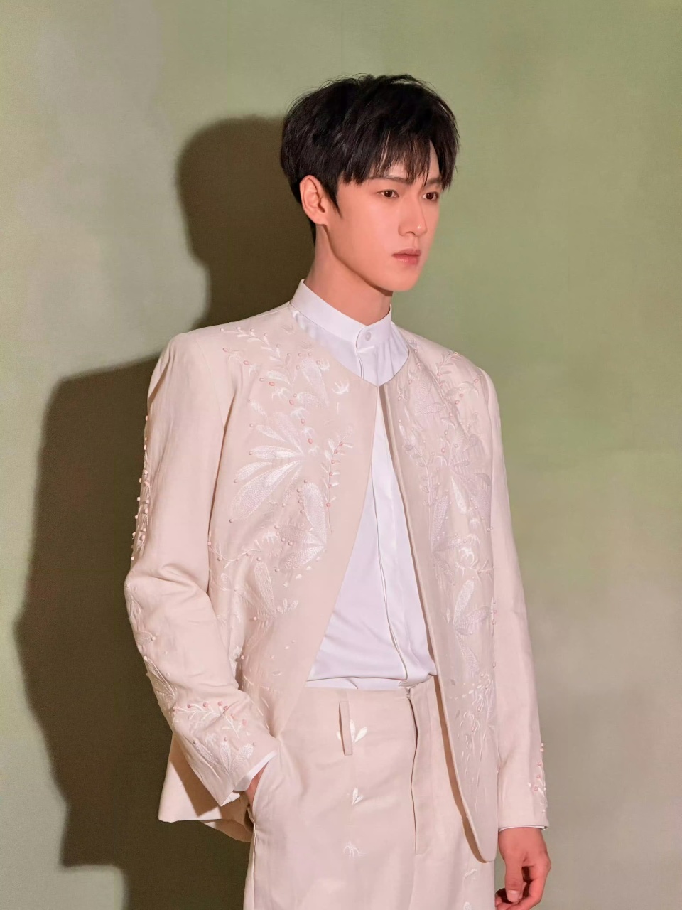 娱乐李昀锐刺绣西装李昀锐白花西装李昀锐白花西装，爱的很！ 