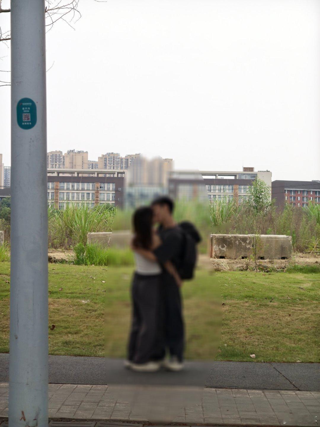 刚到成都就看到一对情侣在路边热吻，六一儿童节都不过了是吗？