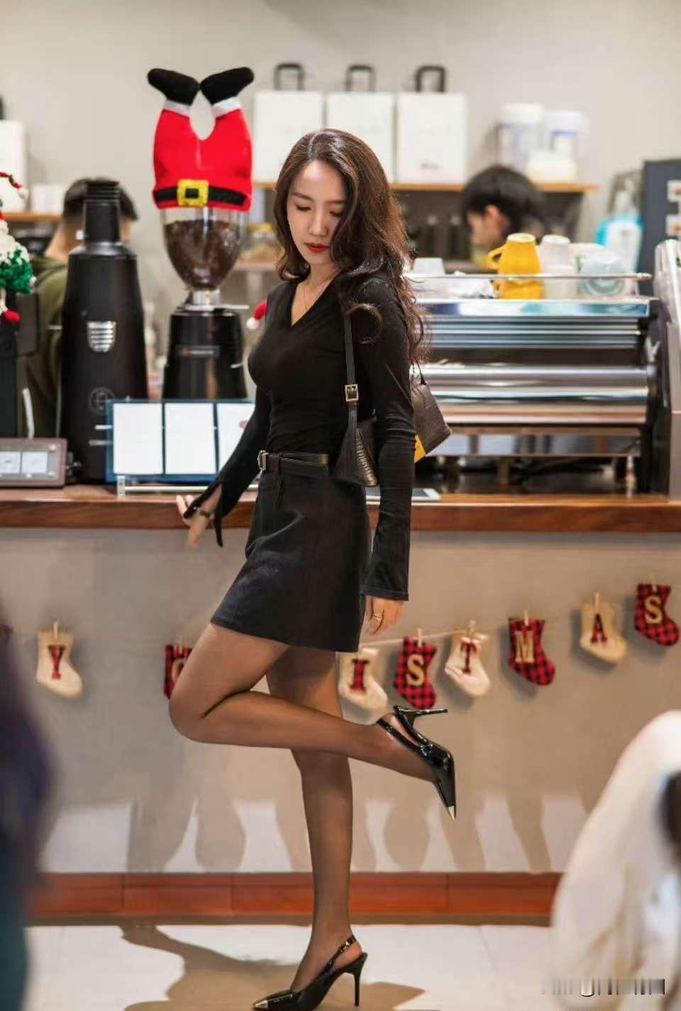 写字楼底下的咖啡屋很有浪漫的气息。办公写字楼 写字楼 写字楼的实拍