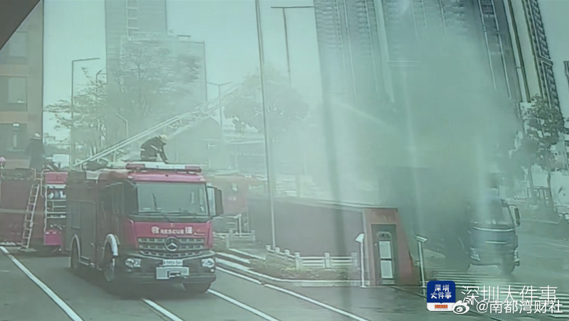 【#深圳一大货车起火急奔消防站求助# 罗湖消防高效处置为民止损】 #深圳一大货车