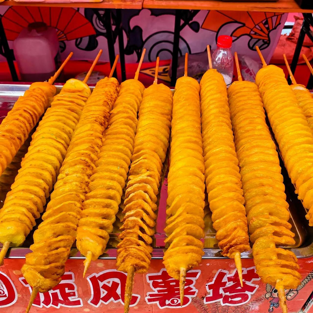 “金黄酥脆的旋转风塔，一口咬下，幸福感爆棚！”🍡😋