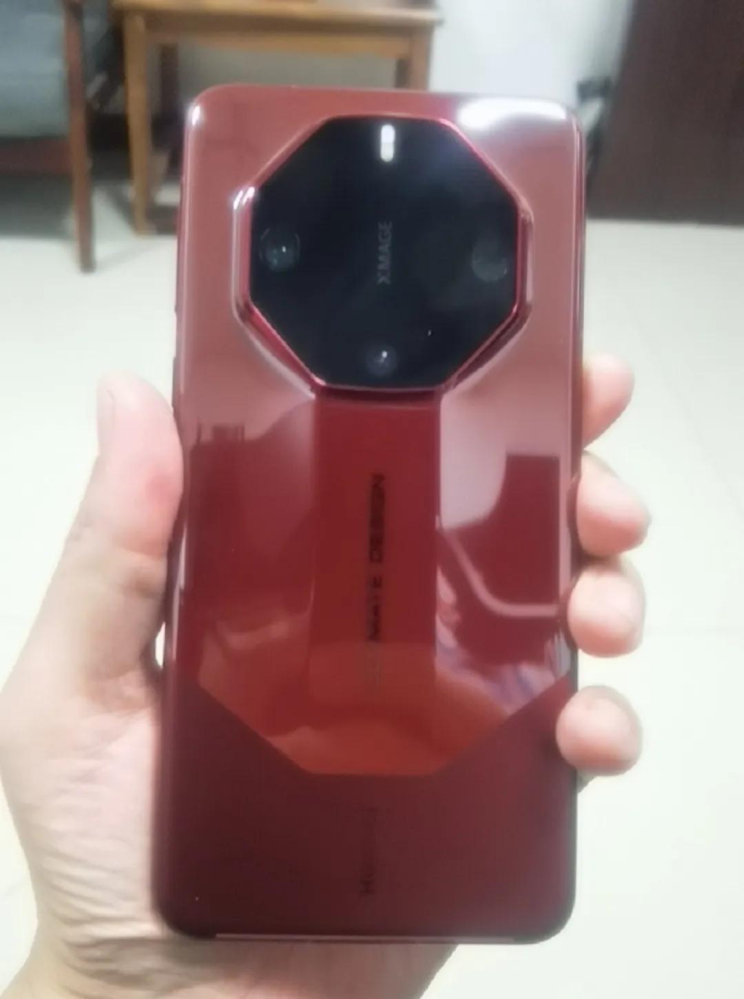mate60非凡大师，你可以说它是智商税，高价低配，处理器不行，但就它的颜值和质