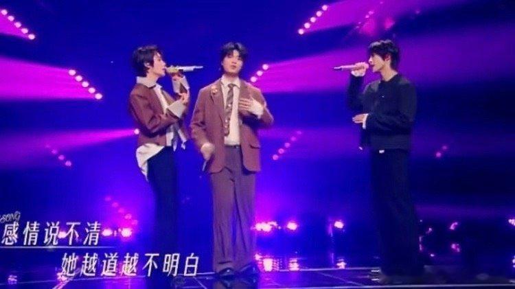 肖俊扬扬TINY7一开口真爱降临了肖俊扬扬和TINY7的舞台合作太有感觉了，温柔