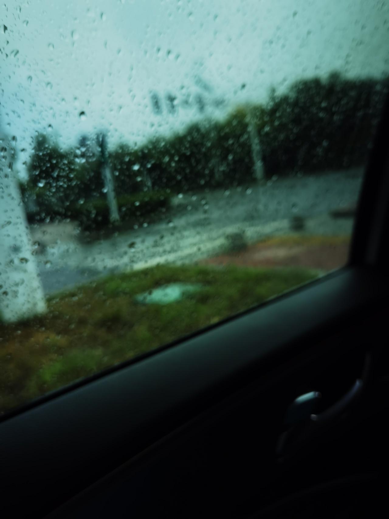 雨中接着去做细胞浴，打车前行。我们是风雨无阻呢，盼着身体健健康康