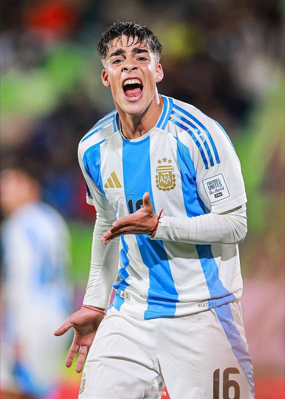 👦替补左后卫表现出色👍由于圣地亚哥·费尔南德斯被罚下，圣洛伦索的特奥·罗德里