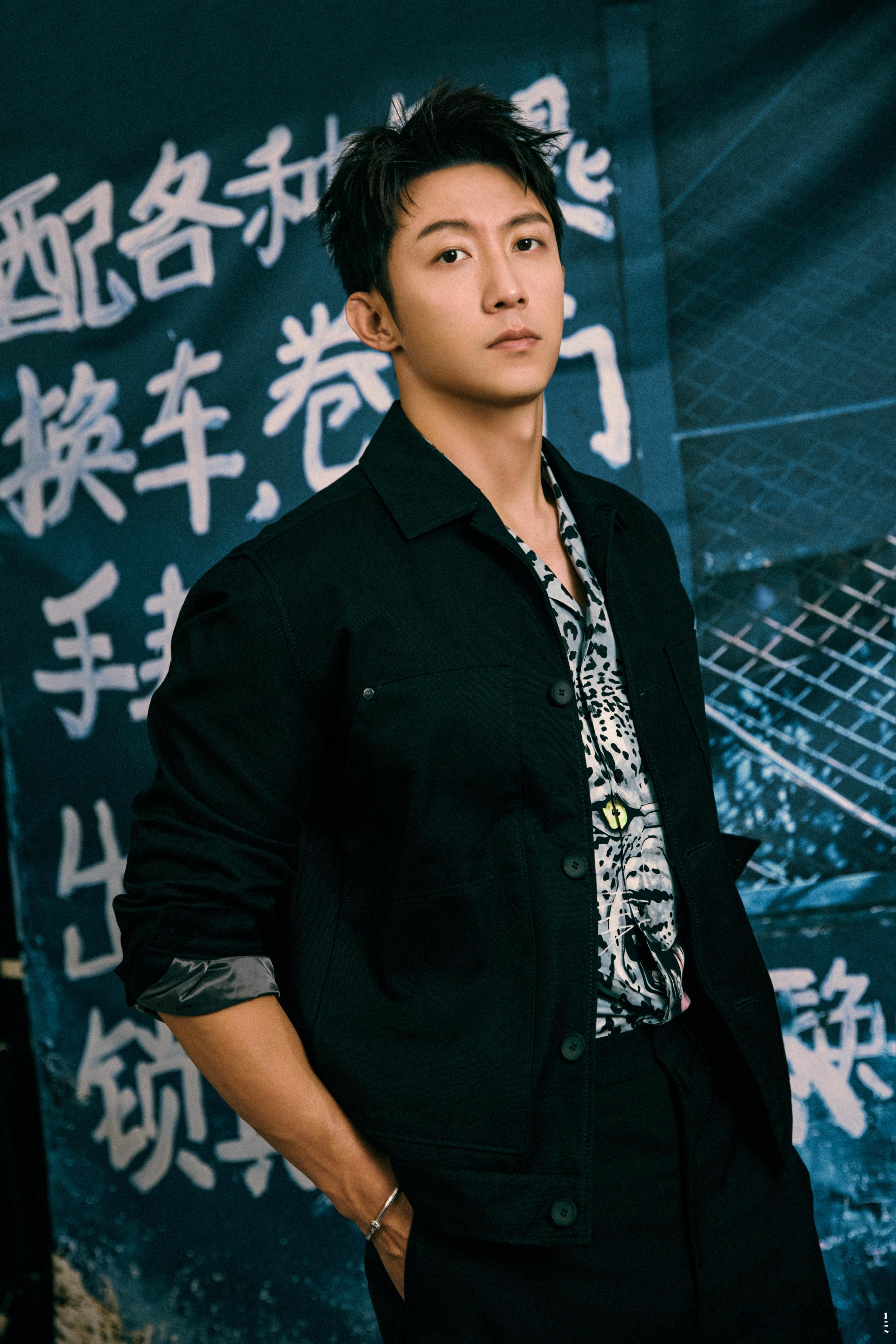 #黄景瑜豹纹衬衫##黄景瑜郑北前方来豹#黄景瑜的豹纹衬衫造型，酷帅无比，霸气侧漏