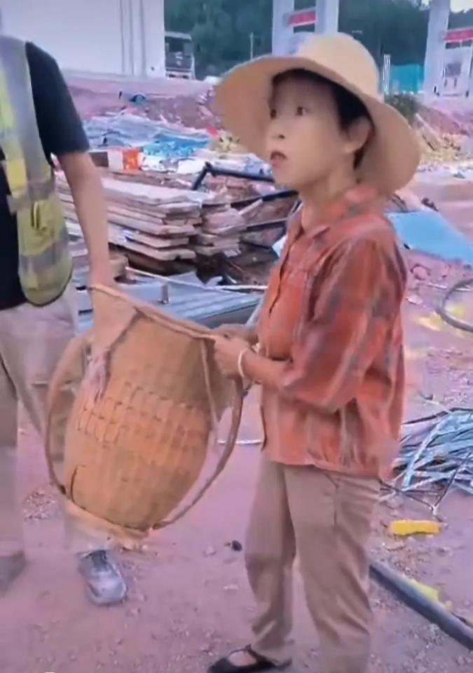跑人家工地上偷东西被抓，态度嚣张跋扈，不仅不承认错误，还敢打人咬人。
大妈趁没人