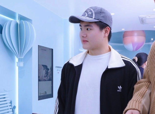 广州偶遇梁伟铿现实中的梁伟铿好可爱 喜欢这种不期而遇的动态，就是路人视角下最直接