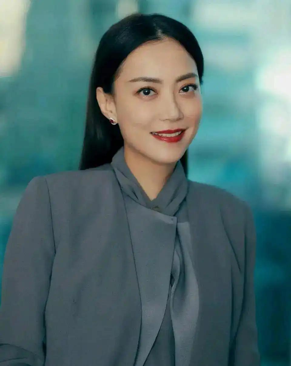 那年，谢霆锋的女助理霍汶希被男友甩了，不久以后，她才发现自己已经怀孕，当时霍汶希