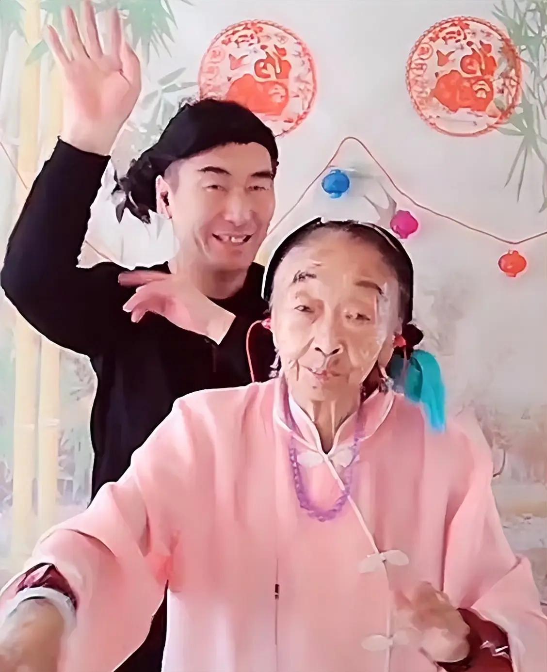 李玉成和马玉琴是相隔三十岁的老夫妻，在马玉琴八十多岁时，李玉成经常带马玉琴到野外