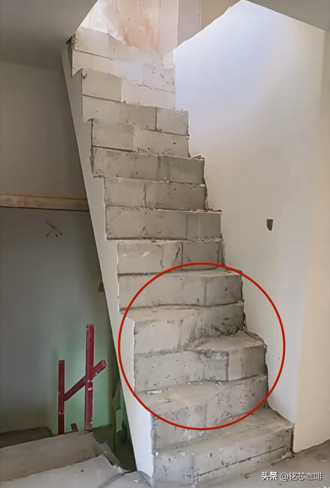 这楼梯占用面积比较小，
大家觉得这设计得怎么样呢⁉️
自建房设计