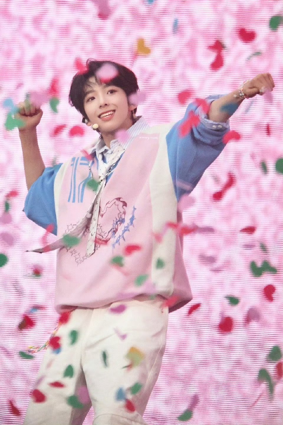 陈浚铭今天是草莓味的小蛋糕吗？太可爱啦🍰 