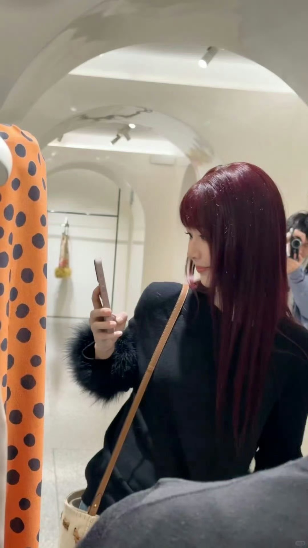 红长直女团风直接封神💥炽烈红发冷白皮拉满，甜酷氛围感绝了！ 