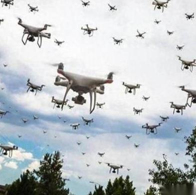 乌克兰这次算是下了血本，上千架无人机对着莫斯科连轰了三天三夜。本来指望靠“饱和式