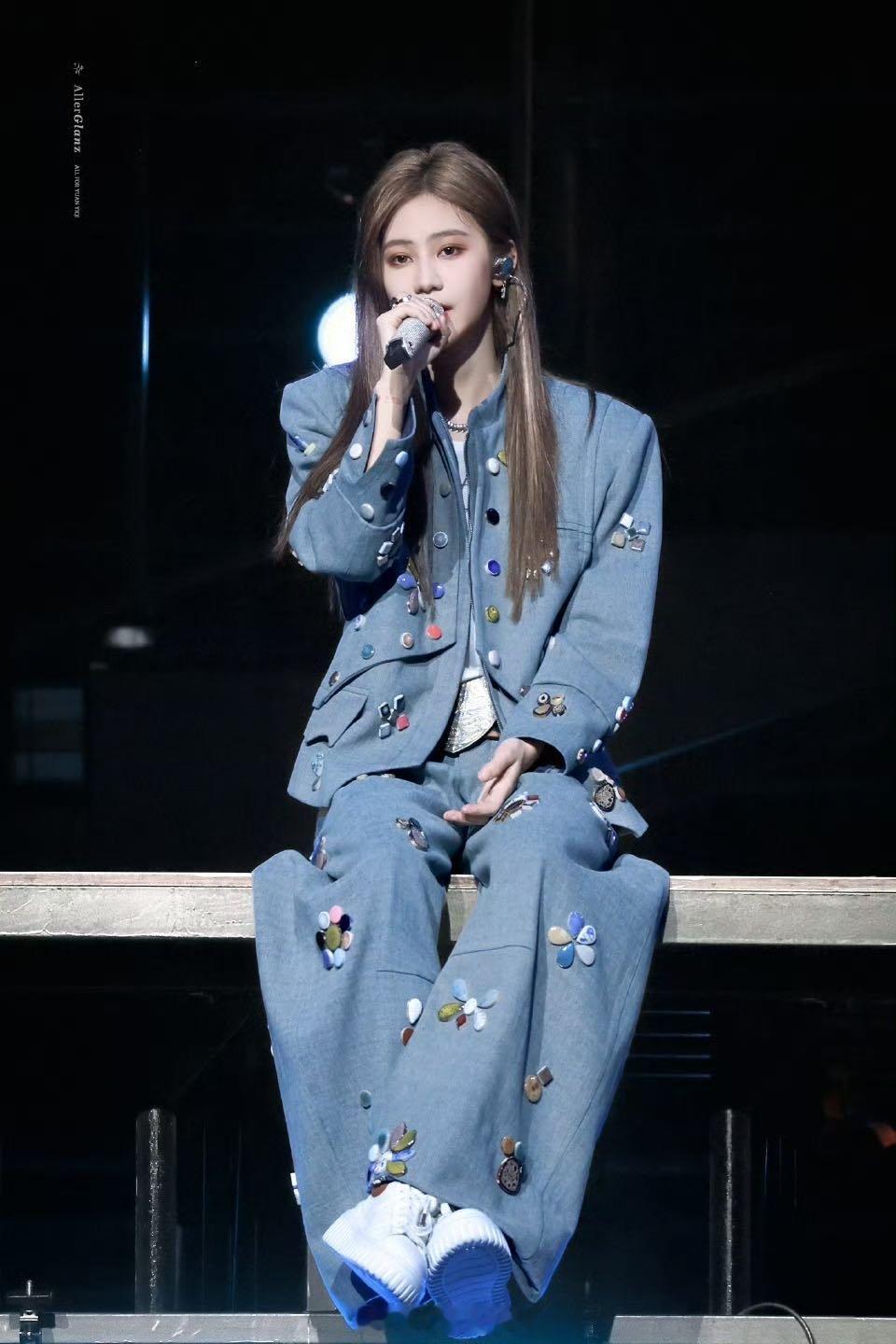 袁一琦买黄金 人总要生活的 袁一琦综艺里一句大实话炸出全网理财同路人。看金价、算