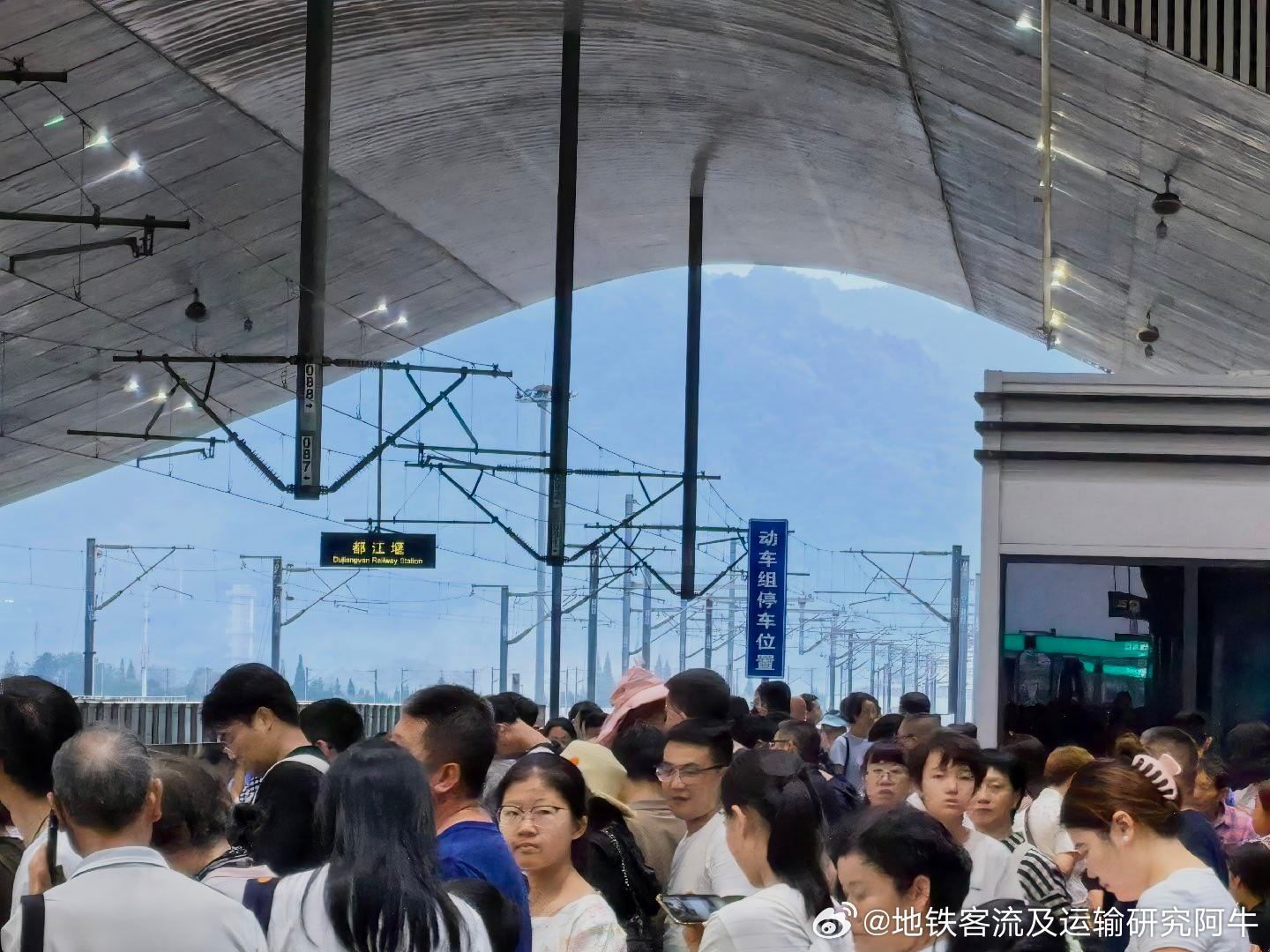 成灌铁路 网友投稿：2026.8.13（周四），成都多云。图一，傍晚19:50，