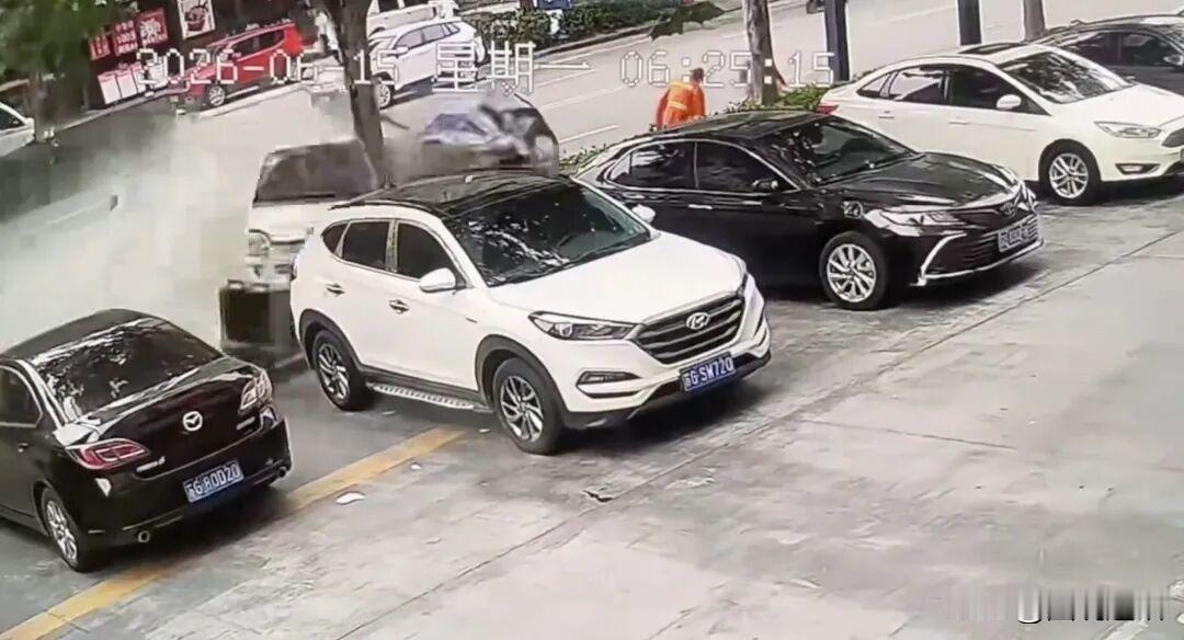 太恶劣！马路飙车、撞飞环卫、追尾私家车、涉嫌酒驾、肇事逃逸。6月15日6时25分