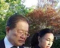 《卑微到尘埃里！王晓玉坦言：74岁老婆新欢无数还婚内出轨，我却爱了她30年》刘晓