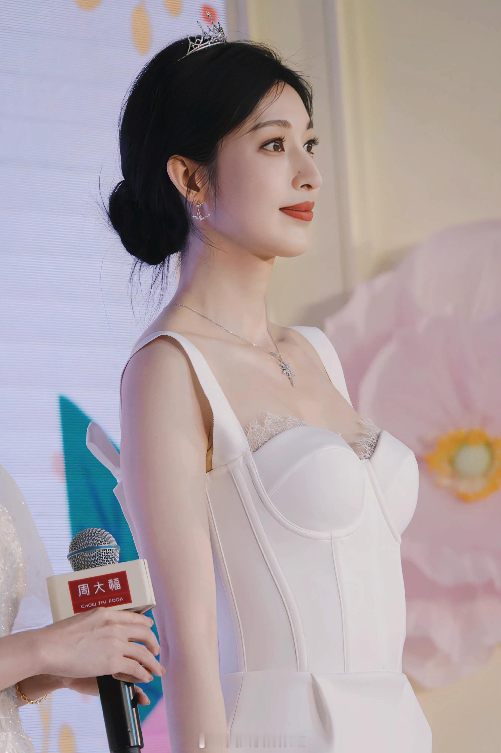 张俪的一组活动生图好美的白雪公主 
