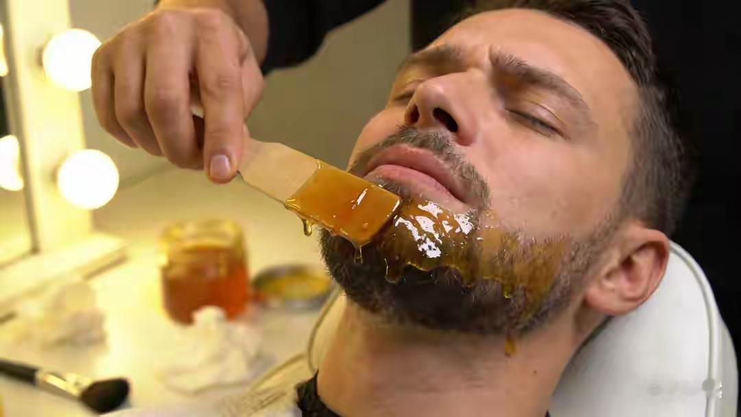 “撕拉一声，全网男同胞集体捂脸！”——一枚蜜蜡把硬汉秒变水煮蛋，评论区比脱毛还疼