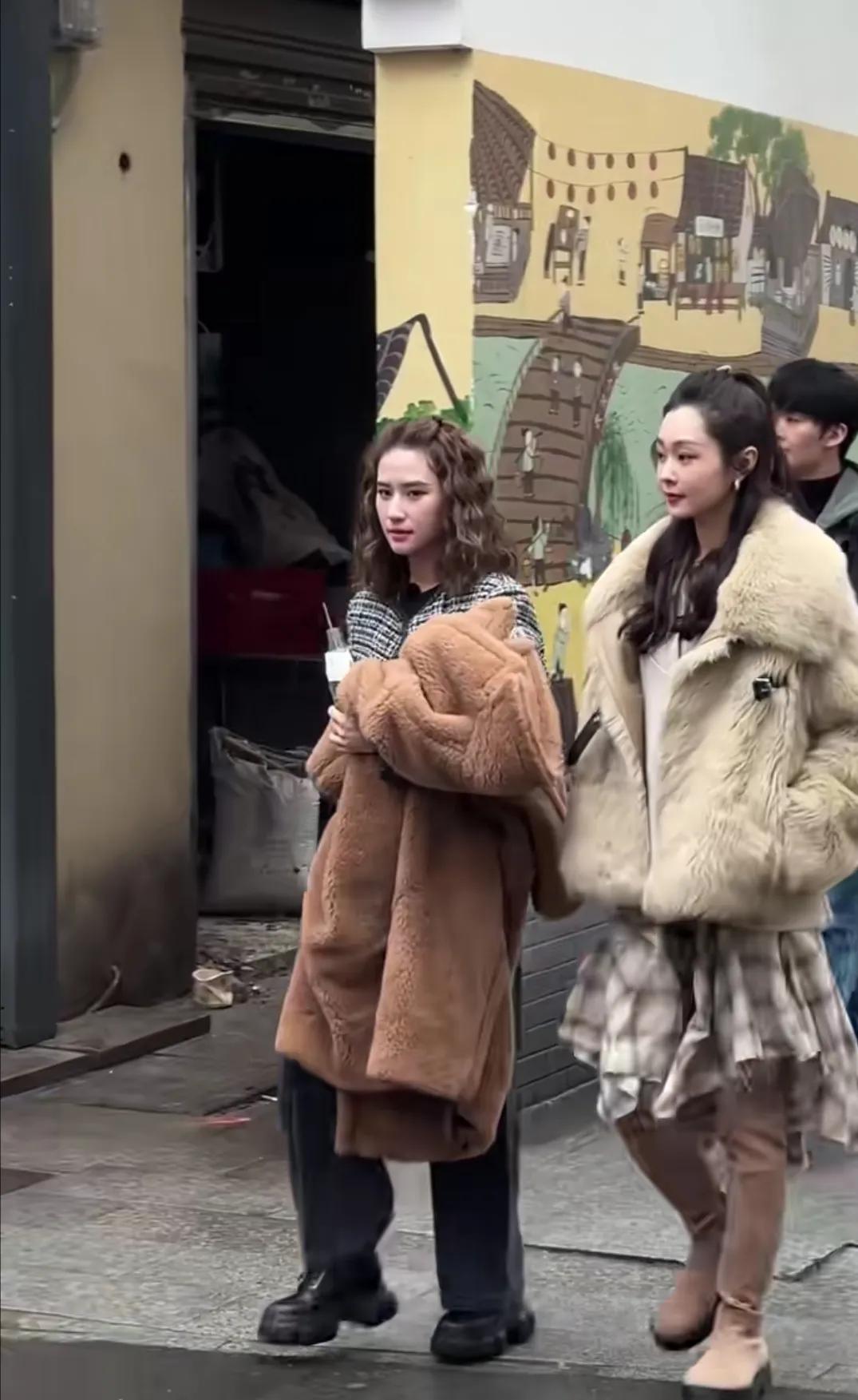 江西景德镇偶遇宋轶和何超莲一起拍摄综艺节目，卷发的何超莲好可爱啊，感觉和阿娇长得