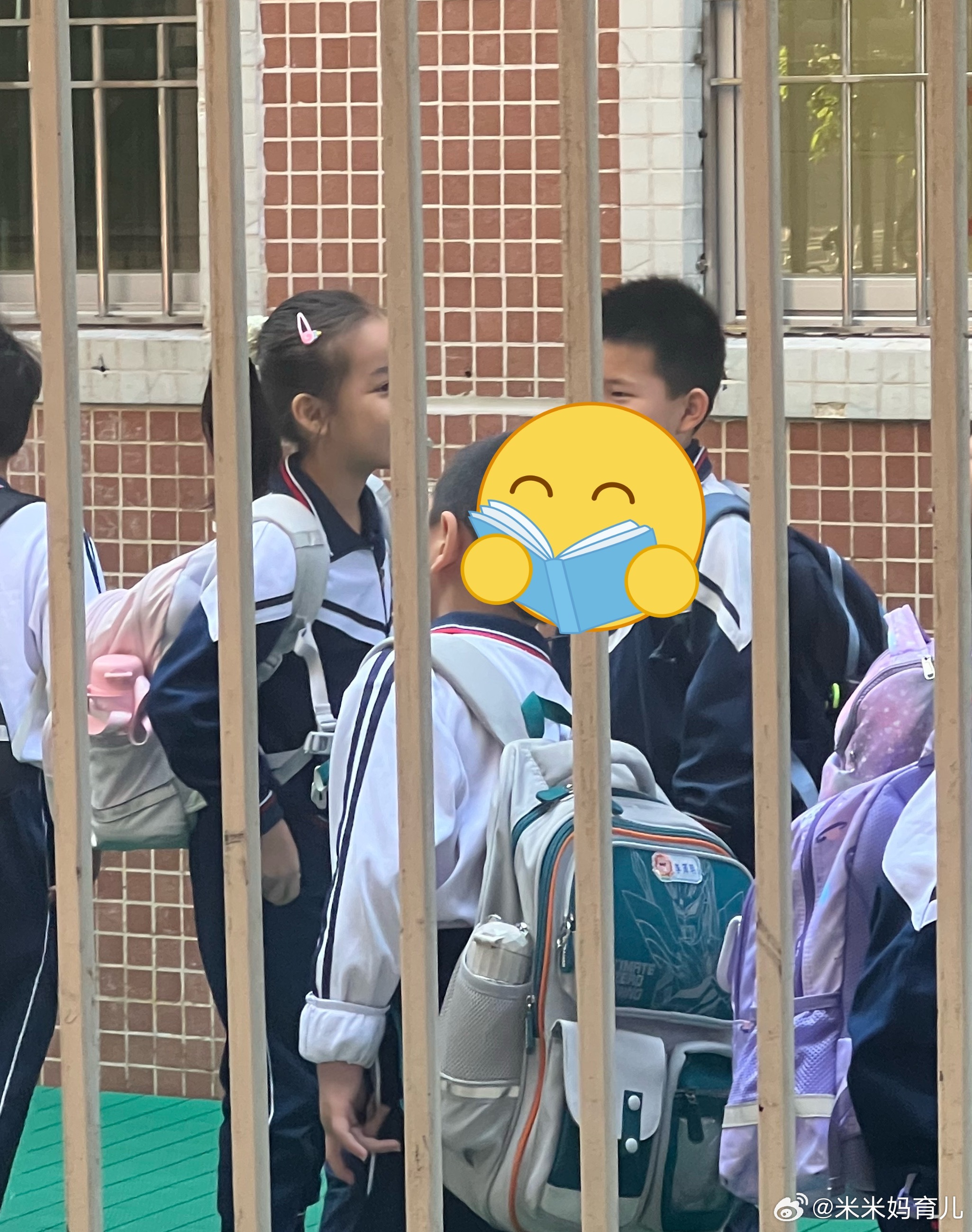 看出来早上心情很不错和这位同学有说有笑的米米的成长记录春日许愿池微博 young