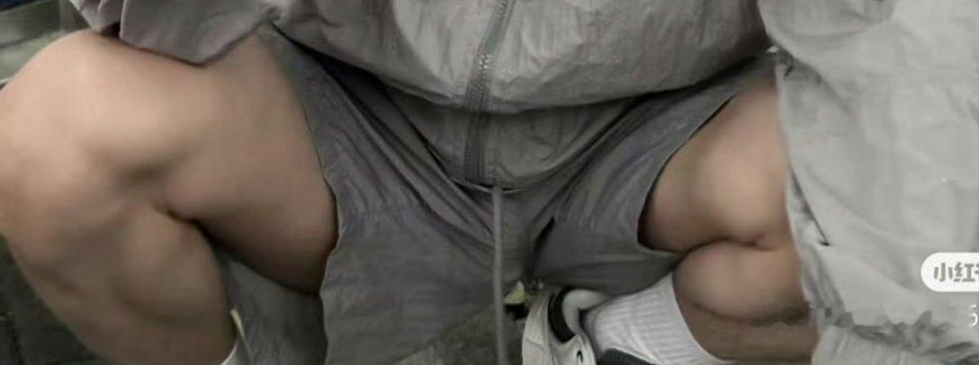 老往中间看都忘了看这大腿肌小腿肌嘶哈嘶哈 