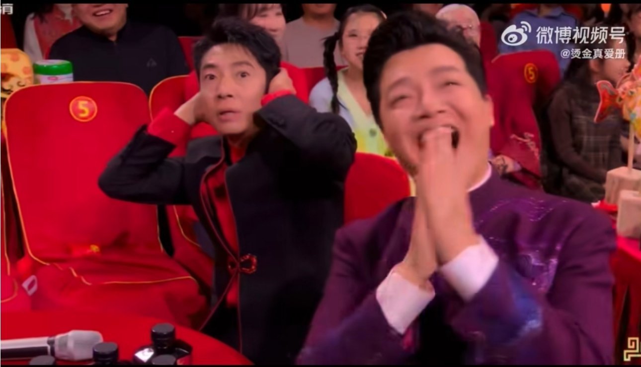 撒贝宁老鼠干天呐，这可是有年味的‘化石级’画面！看着撒老师当年的造型和现在的反应