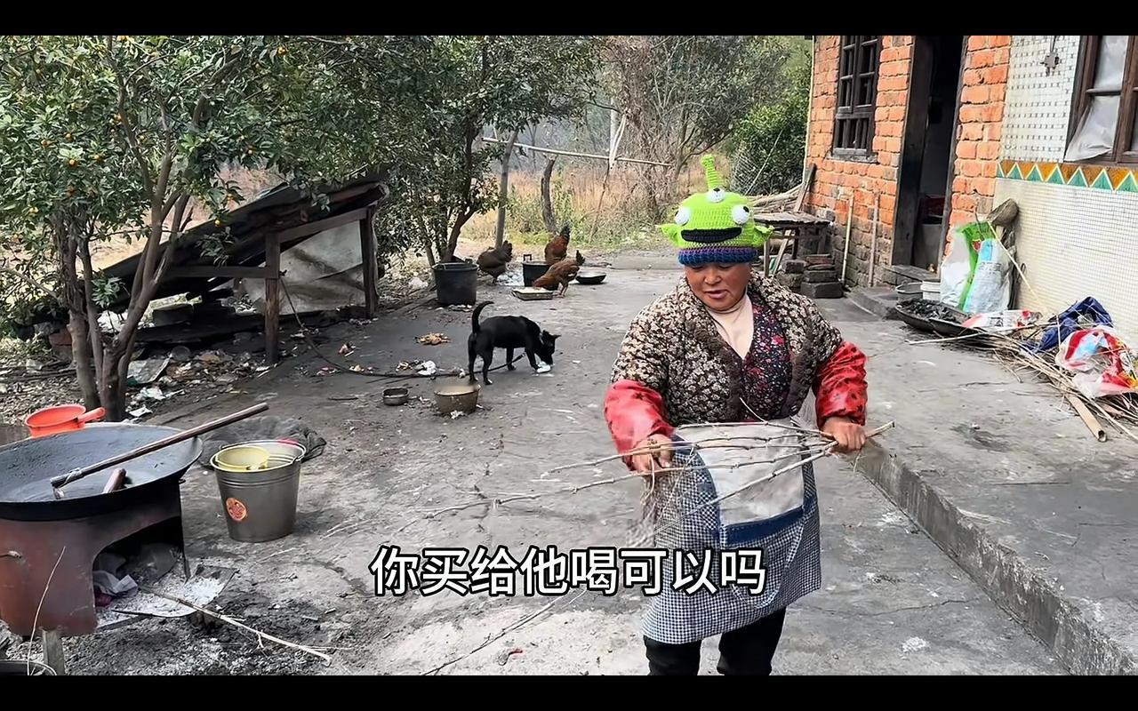 啤酒婶的脑子可不比别人笨，就是私心重了些。或许是穷怕了，再加上脑子不太灵光，有点