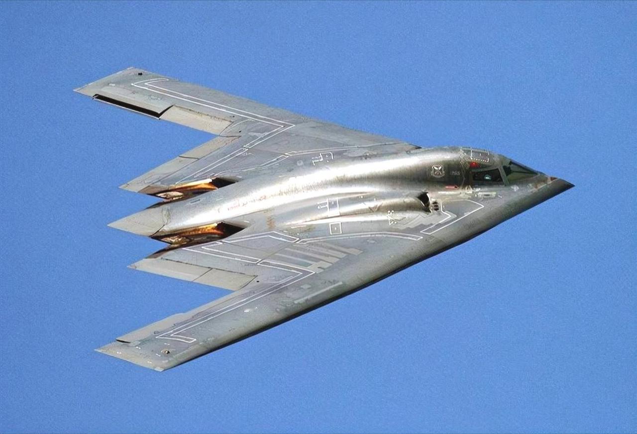 既能挂核弹搞战略威慑，又能挂导弹猎杀航母，还能像歼-20一样空战格斗！J-36的