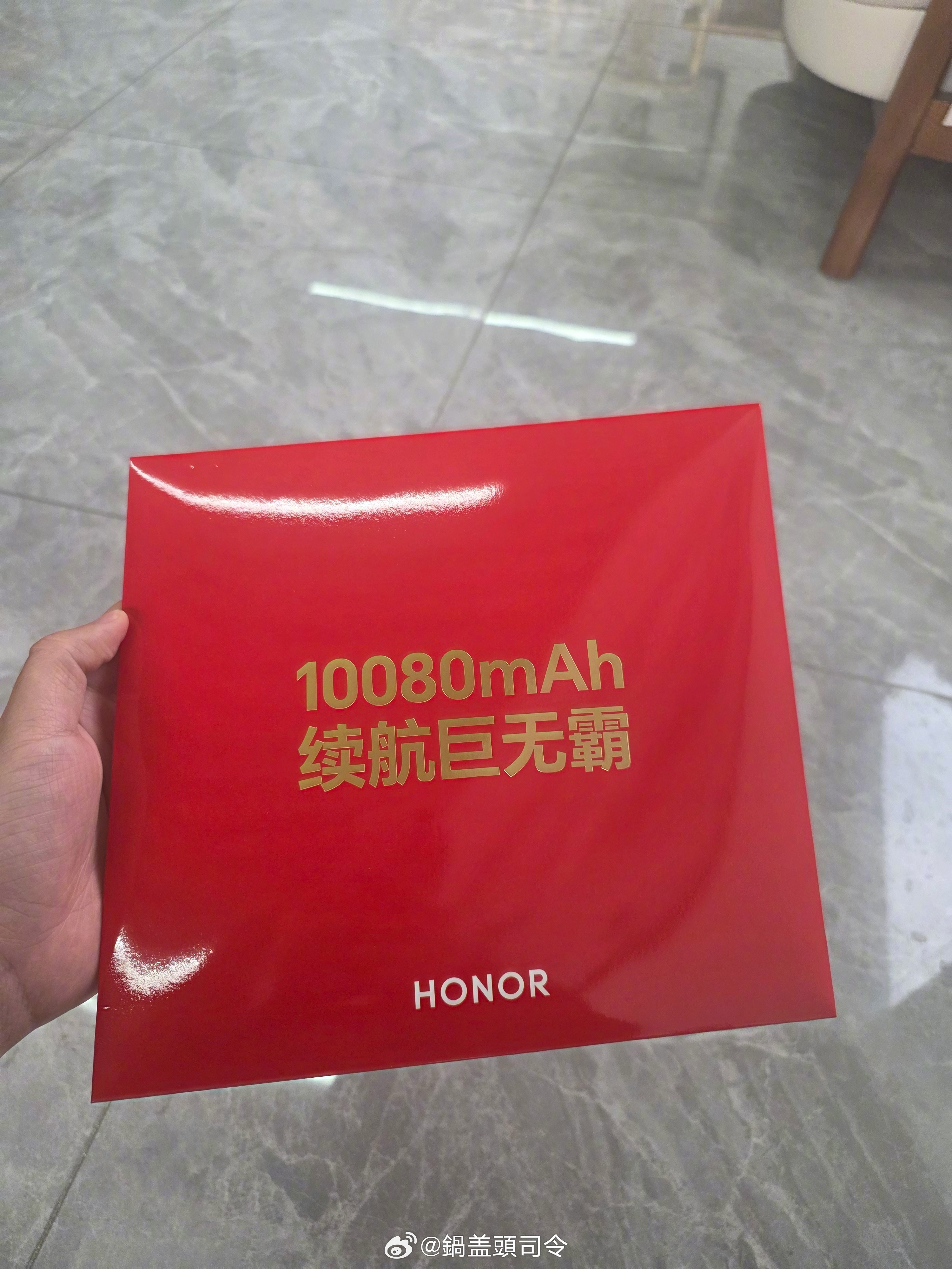 荣耀的邀请函每次都做的很有特色，上次荣耀Win送的是赢麻了的花椒味锅巴，这次#荣