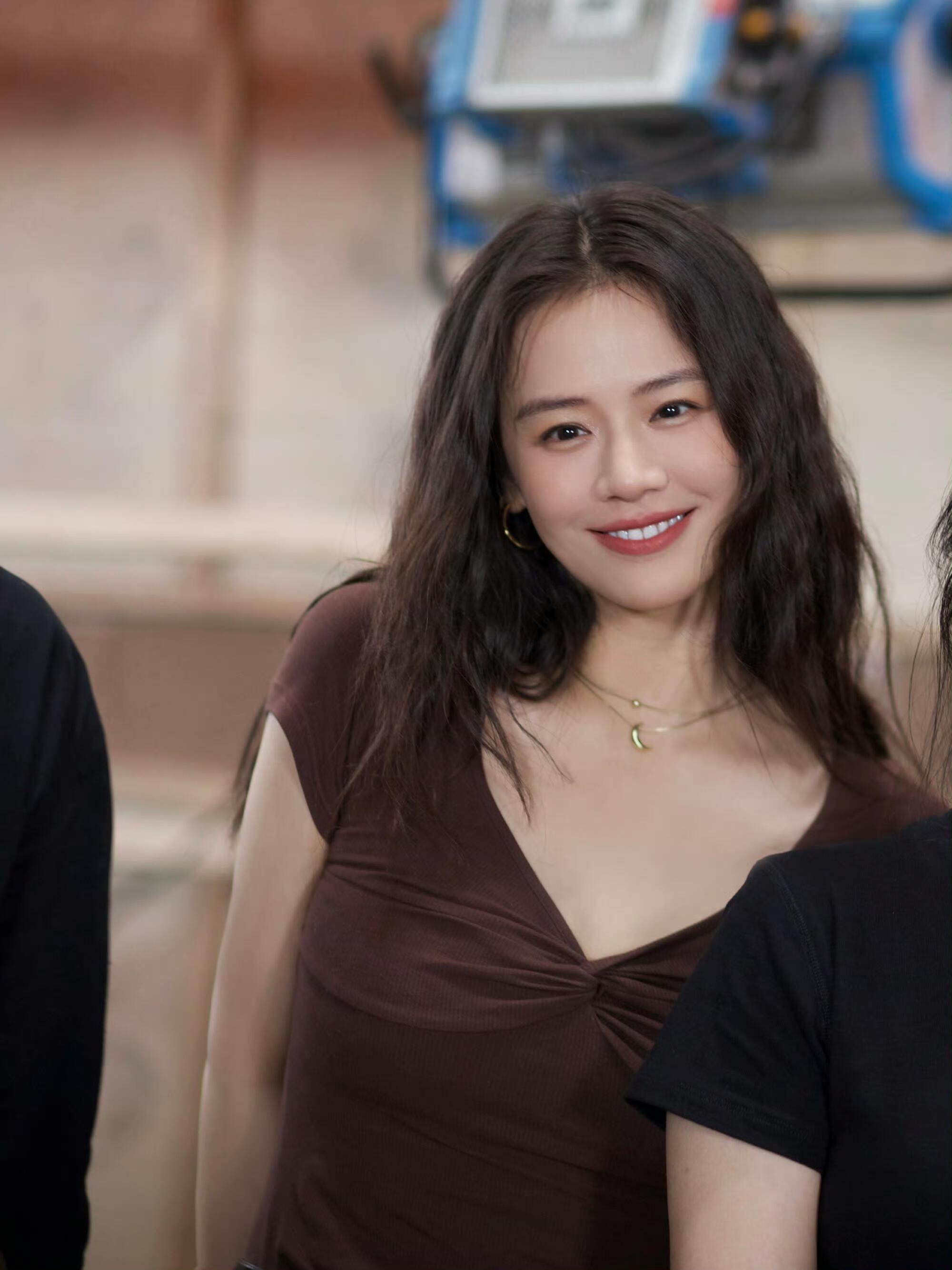 马思纯好明媚的一张脸 哪怕是安静站着，她脸上的明媚感也藏不住，像株向阳而生的花，