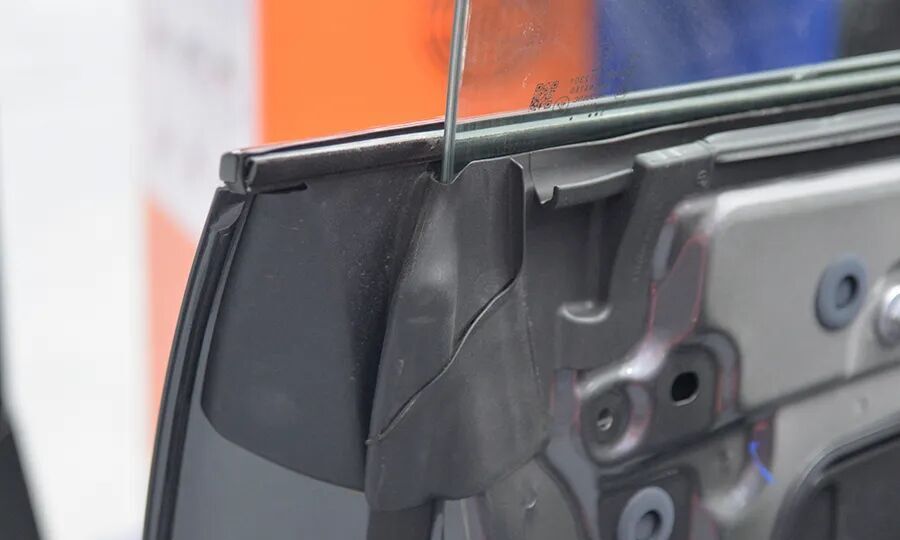 比亚迪坪山总部闪充站开业，设计完全照搬传统加油站：- 加油站式顶棚+车道设计- 