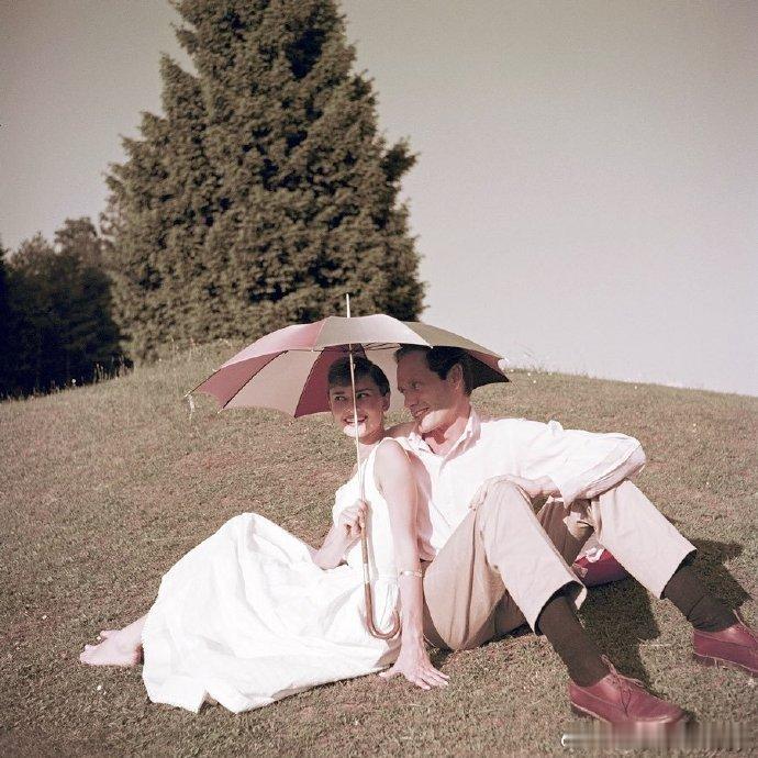 奥黛丽・赫本与梅尔・费勒于1953年在《罗马假日》伦敦首映式上经格利高里・派克介