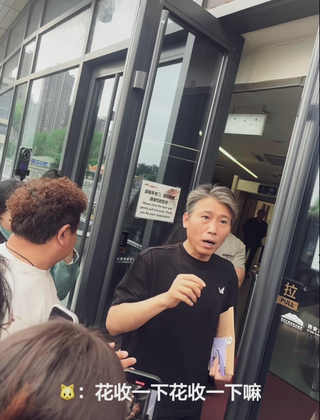 偶遇李乃文老师，头发花白，面相和善，有一种莫名的亲和力跟稳重感。