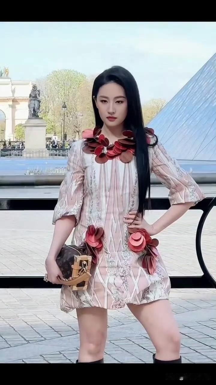 3月12日，刘亦菲撑伞出神图！
礼服一言难尽，神图之下，全靠脸撑！
冷白皮搭配摩