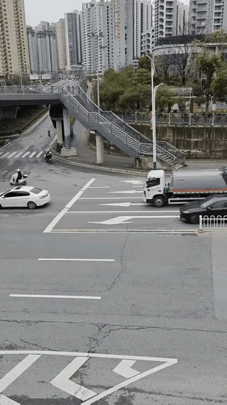 是默认了吗？
看看多顺畅的调头转弯，就是因为短了几米的隔离栏，就提供了如此方便快