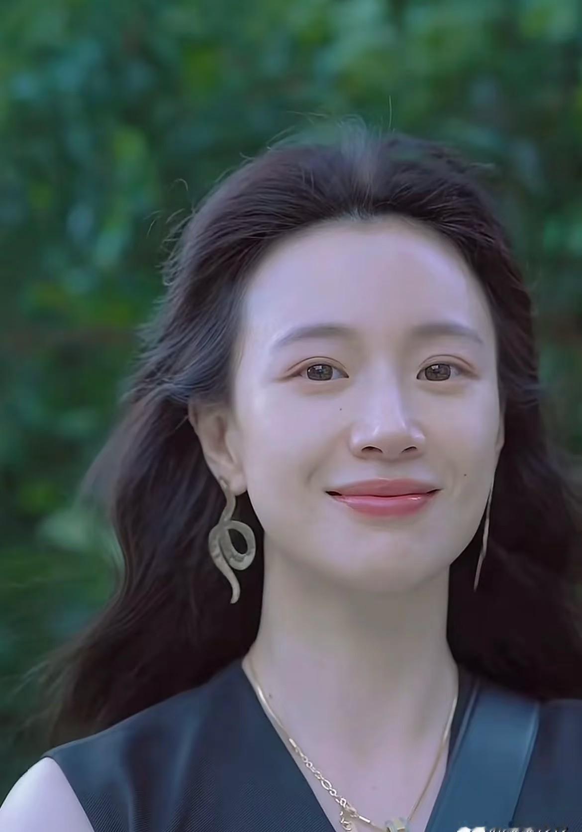 于正说她风格太偏会丢代言，李梦转头就注册了“反标准审美”短视频账号。
她晒出吃饭