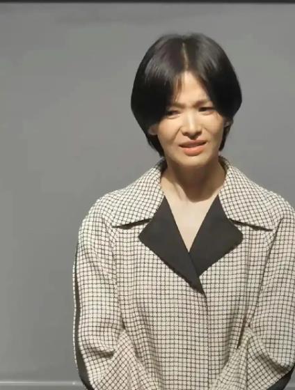 宋慧乔成立经纪公司 韩国明星宋慧乔与合作14年的经纪公司UAA合约到期不续签，已