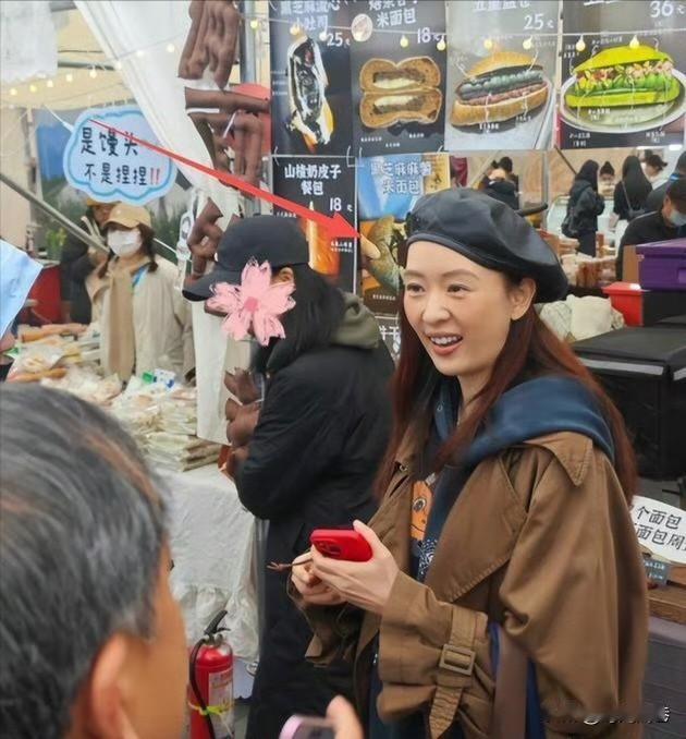 素颜逛街的童谣，满面微笑，亲和力满满，颜值依然很在线！