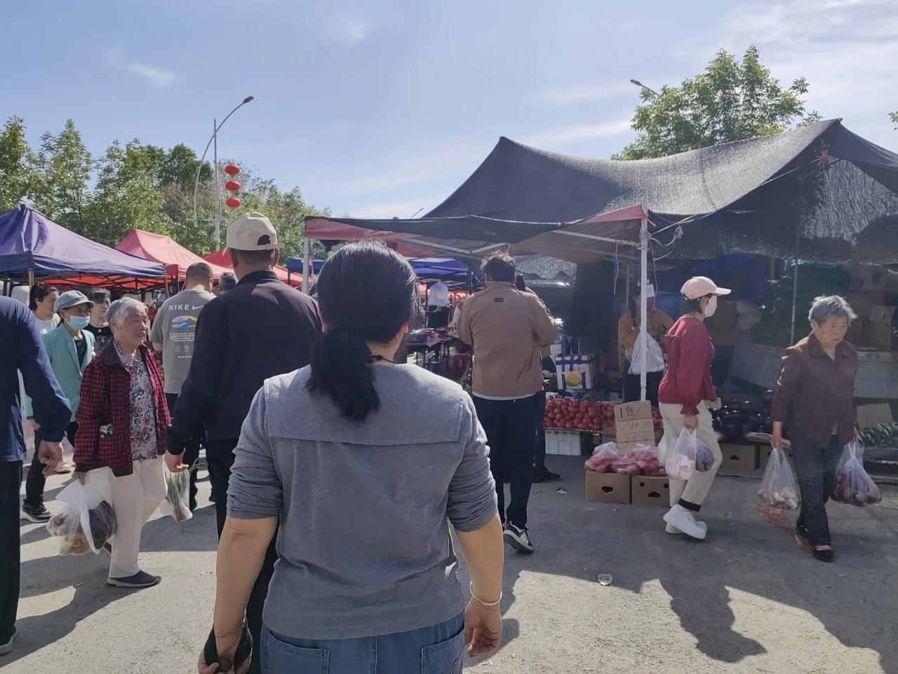 五一假期最后一天，我们有幸路过142团，在这里赶了个大集，体验了一把团场的热闹。
